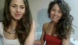 dos hermosa chica bailando por webcam