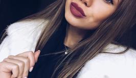 Girl with marsala lipstick on chat
