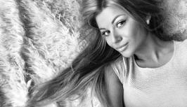 Pretty girl's black&white photo is amazing