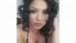 Brunette with curly hair is on randomchat